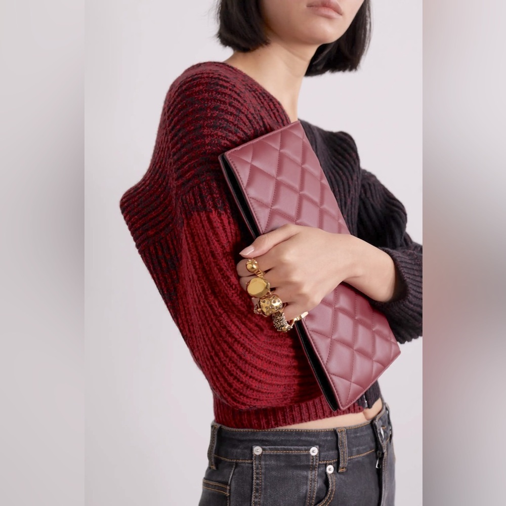 ❌❌SOLD❌❌🔥Alexander McQueen🔥 Skull Knuckle Ring Quilted Leather Clutch - Picture 3 of 10